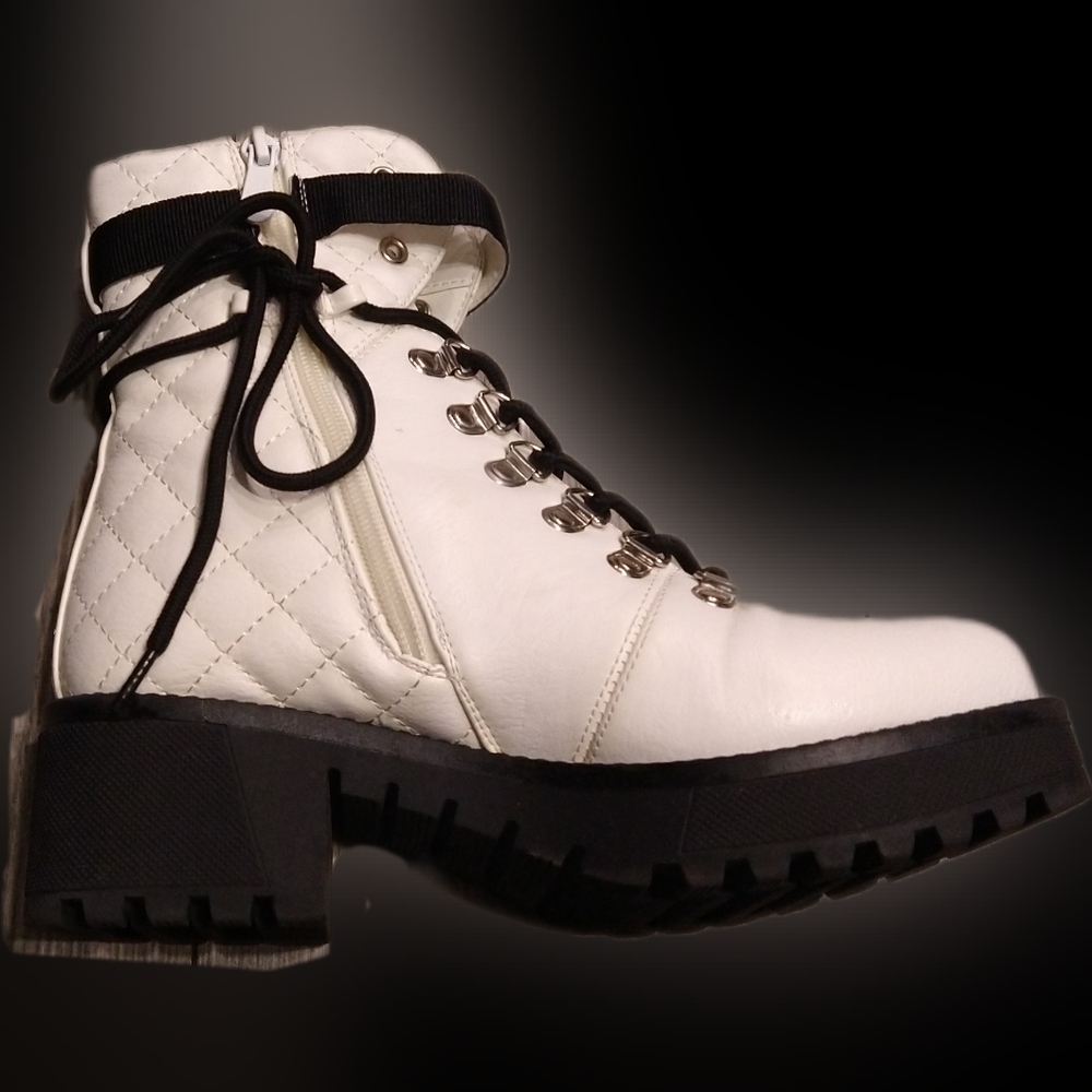 Black and White Boots 🤍🖤